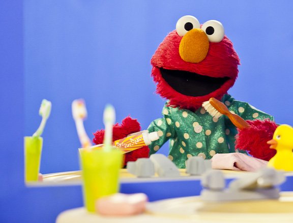 Image - Elmo brushes his teeth. Vaknin.jpg
